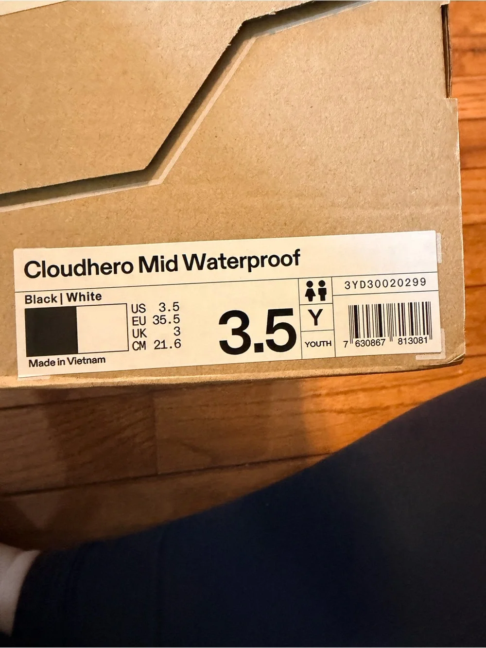 On Running Kids Boots Cloudhero mid waterproof in black and white